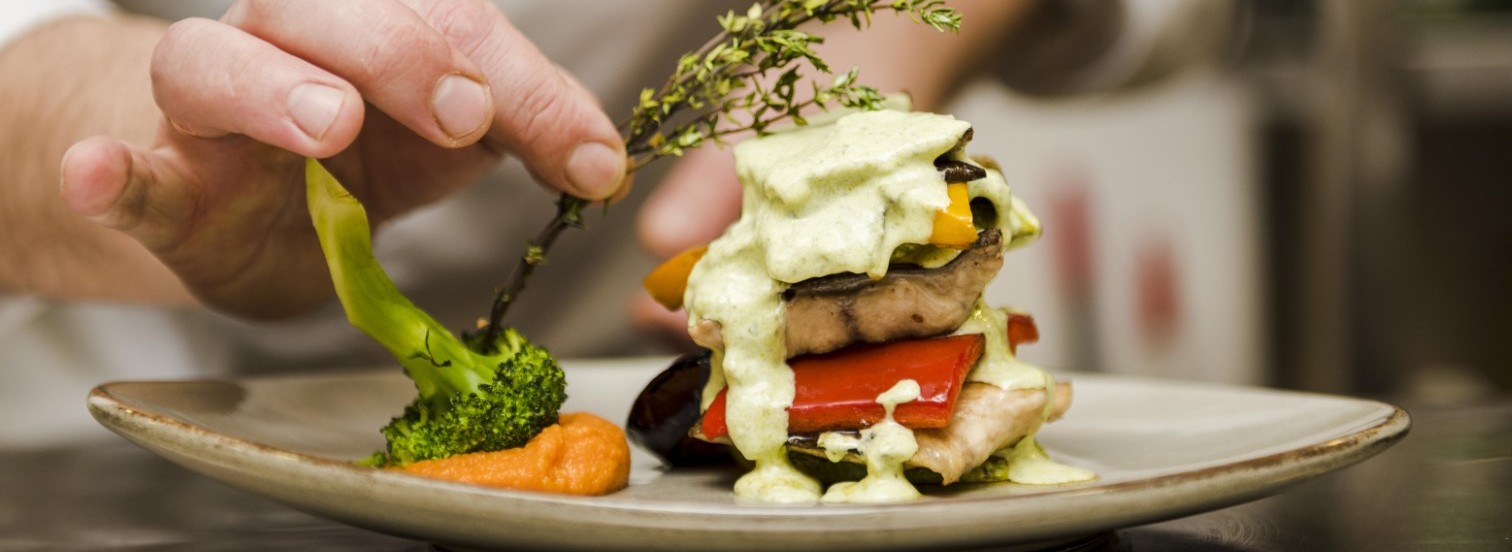 chef-placing-herb-gourmet-meal (Large)